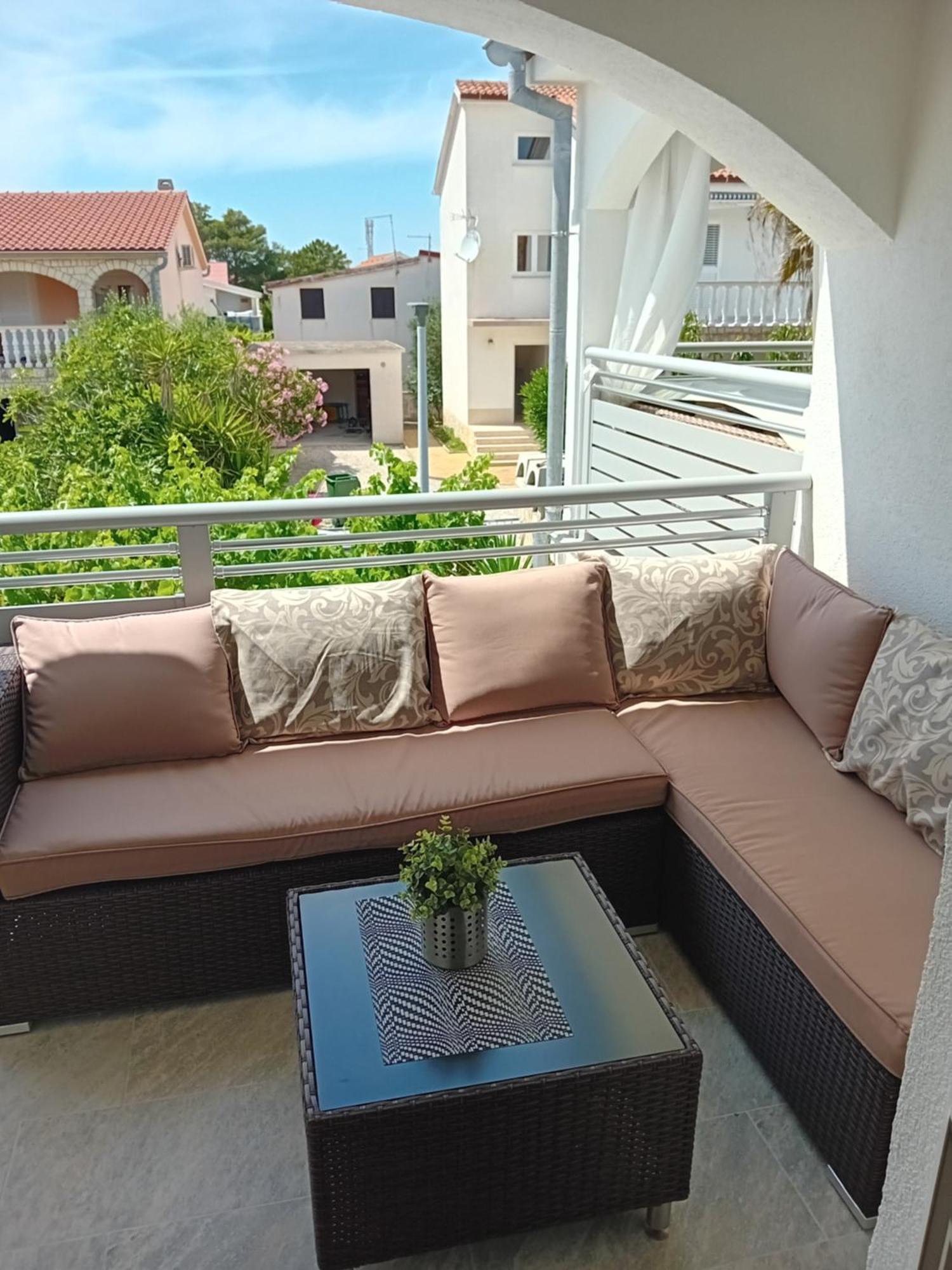 Apatmani Peternel Apartment Vir Luaran gambar