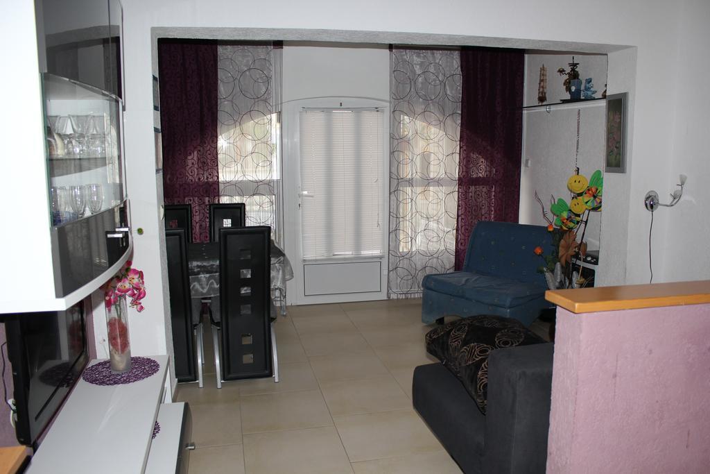 Apatmani Peternel Apartment Vir Luaran gambar