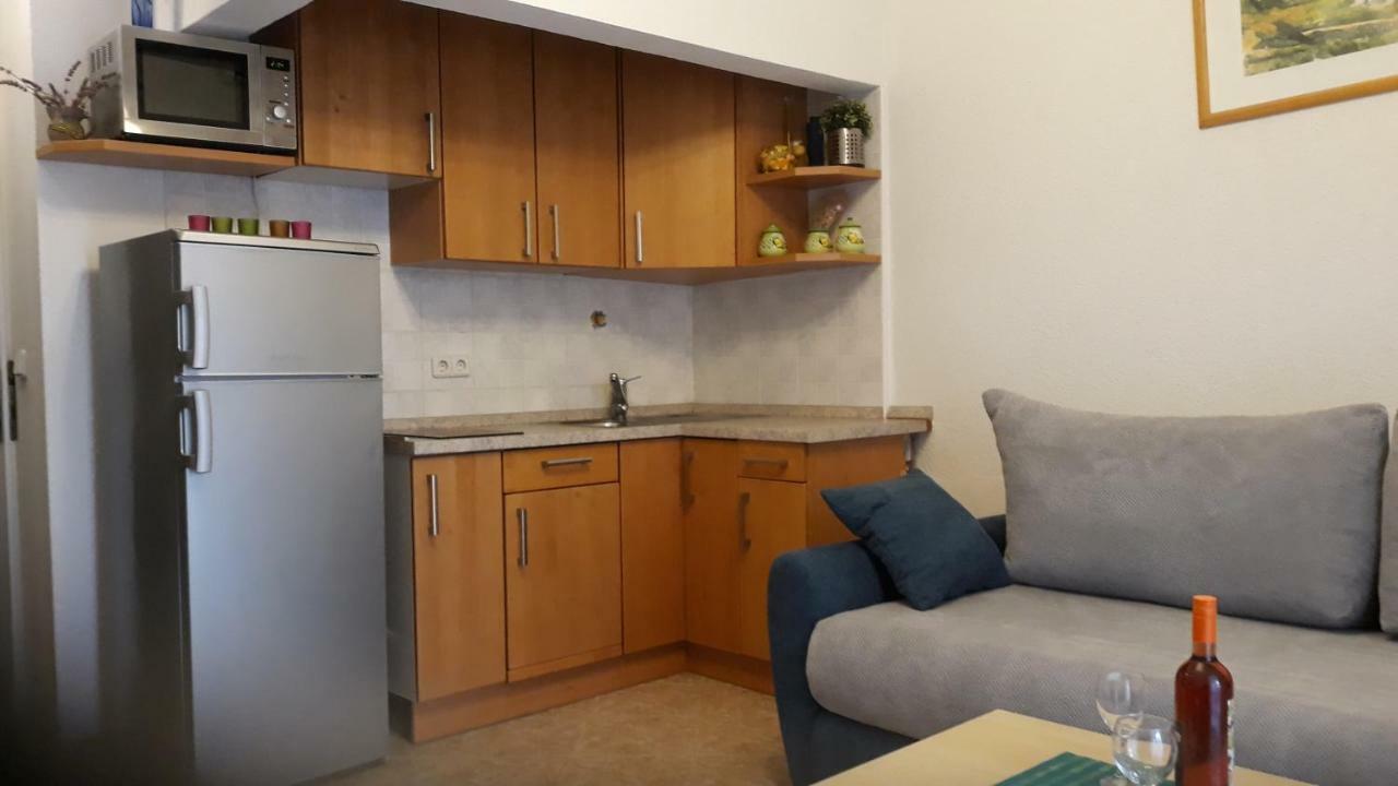 Apatmani Peternel Apartment Vir Luaran gambar